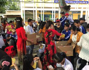 Thầy Trần Nhứt Chiến - Phó Hiệu trưởng nhà trường cùng các thầy cô giáo phát quà cho học sinh