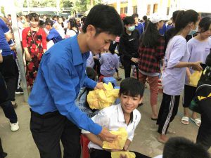 Anh Tuấn Em – Cán bộ xã Đoàn phát quà cho các em học sinh